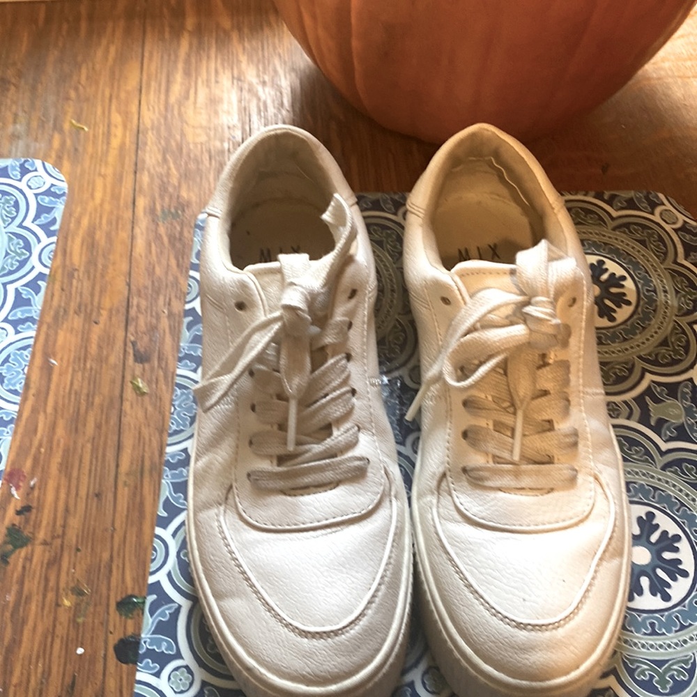 White, Mix No. 6, size 7 platform tennis shoes